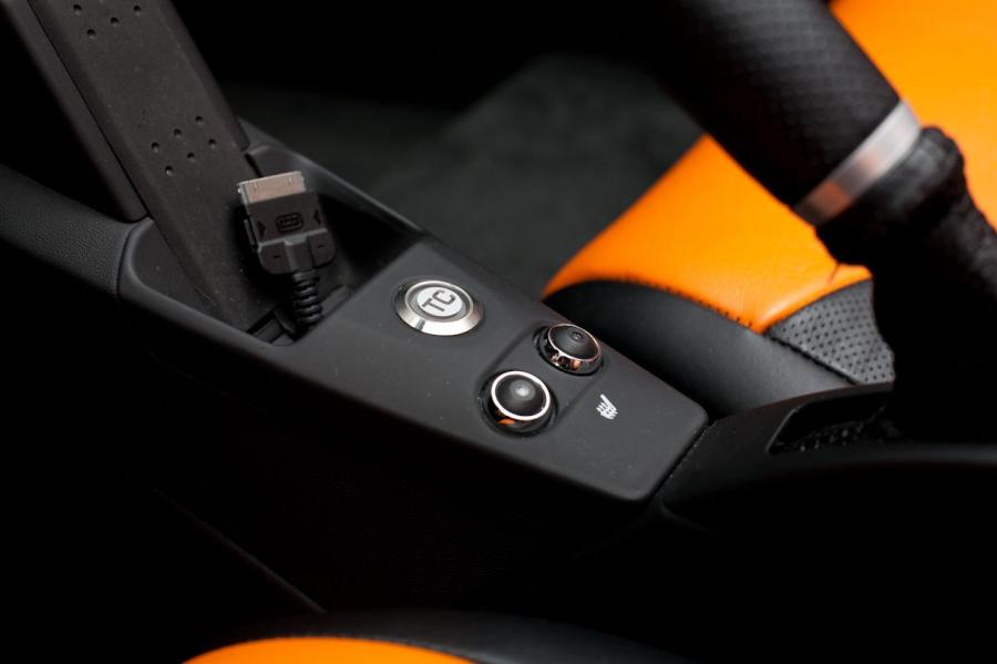 Детали интерьера Tesla Roadster Sport 2010 года  (фото 35 из 66)